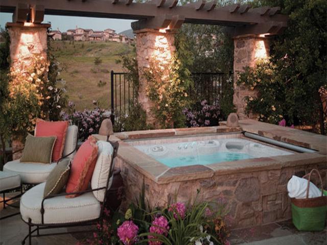 乡村别墅游泳池已过时，现在流行庭院带浴池，10套实景分享