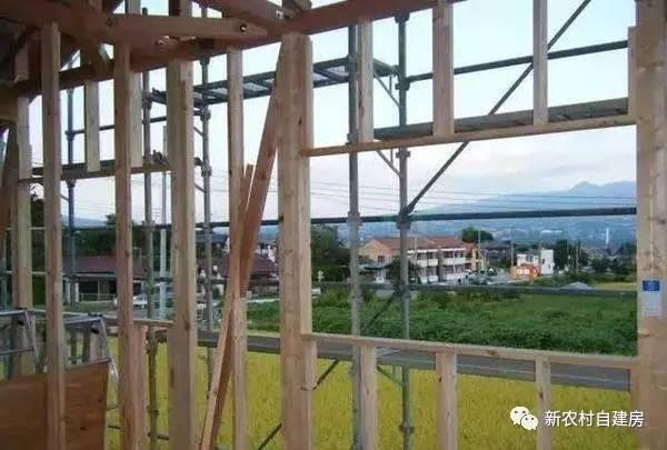 实拍日本人建房过程，不用一砖一瓦能抗8级地震