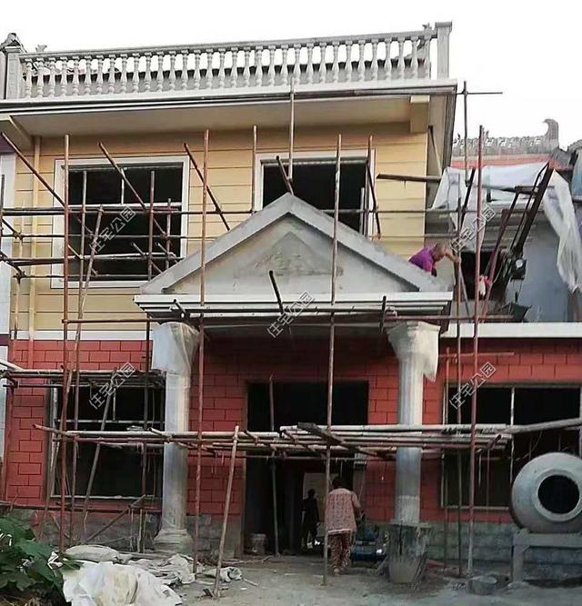 陕西农村自建2层别墅，造价30万，坡屋顶建成这样，真不怕漏雨吗