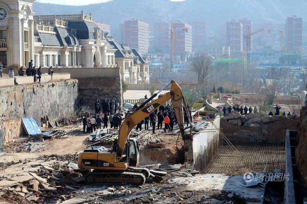 济南私建别墅四千平方米“地宫”城管联合巡警直接拆除