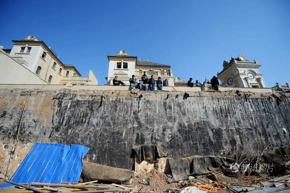 济南私建别墅四千平方米“地宫”城管联合巡警直接拆除