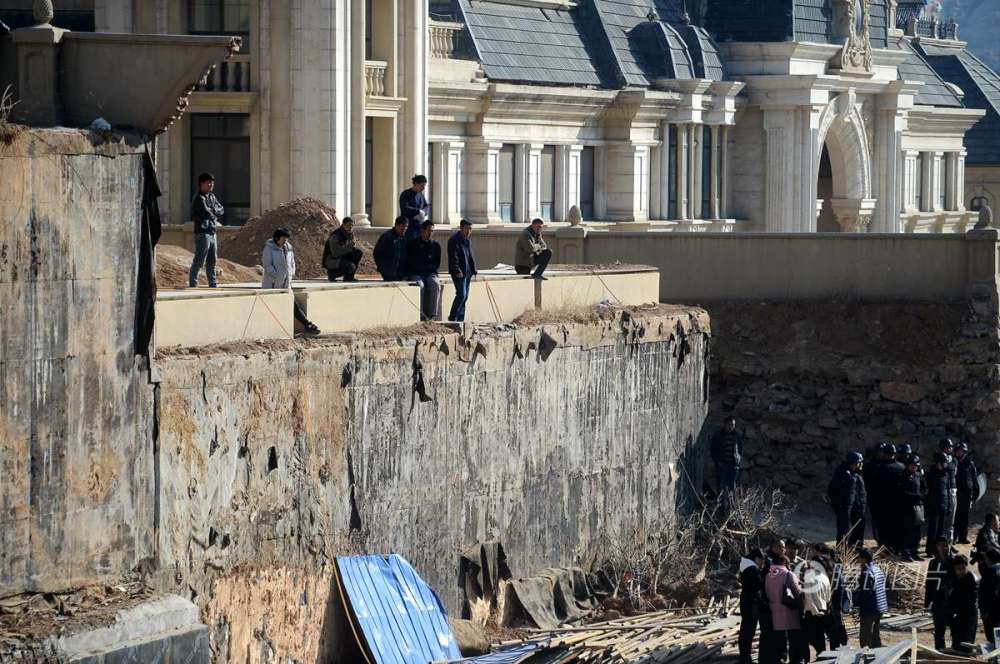 济南私建别墅四千平方米“地宫”城管联合巡警直接拆除