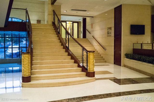 楼梯装修是先贴石材板还是先安扶手？