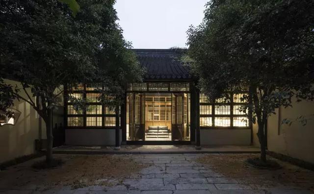 中式带庭院别墅实拍，白墙黛瓦，古香古色