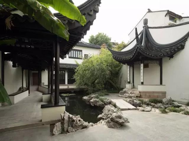 中式带庭院别墅实拍，白墙黛瓦，古香古色