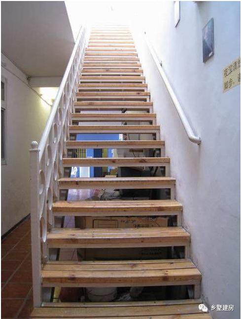 自建房直跑楼梯好还是旋转楼梯好呢？你喜欢那种？