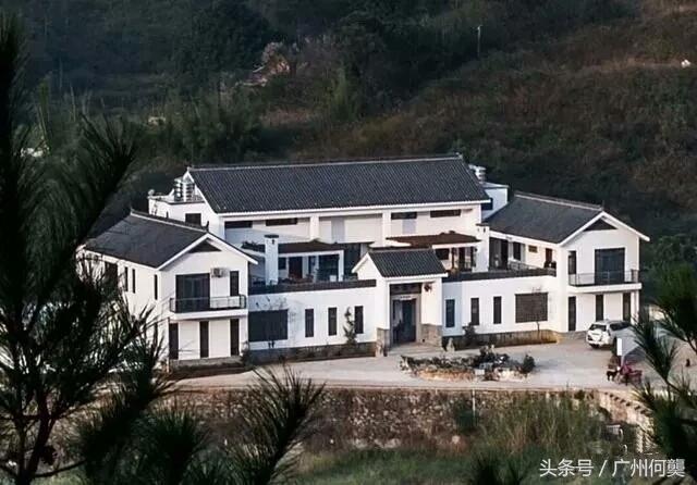坐落在广东梅州农村的一套中式别墅 吸引了无数村民的驻足观看
