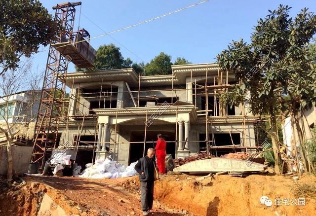 湖南农村3个月95万盖别墅，坡屋顶木架改现浇却被熟人工头坑惨？