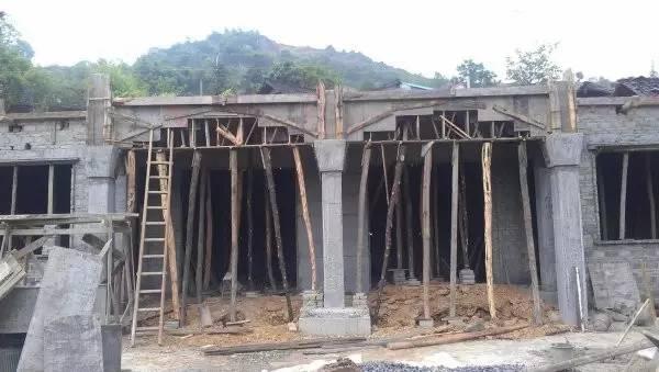 贵州农村兄弟10万建双拼自建房，和别墅有的一比