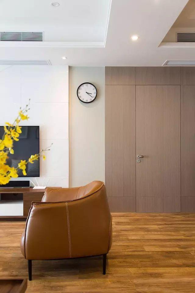 125平方的现代简约风格装修效果图，空间宽敞明亮，三居室的环境打造的非常简约小资。
