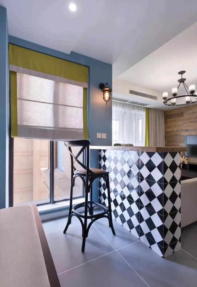 现代美式风格100平装修，最亮眼的是吧台，可以做沙发墙。