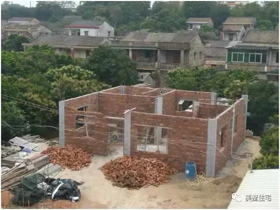 广东农村小伙修建二层半别墅，主体带小院子30万，苦累都值得