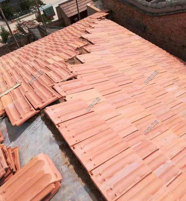 陕西农村自建2层别墅，造价30万，坡屋顶建成这样，真不怕漏雨吗