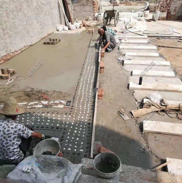 陕西农村30万自建2层别墅，坡屋顶这样施工，真不怕漏雨吗