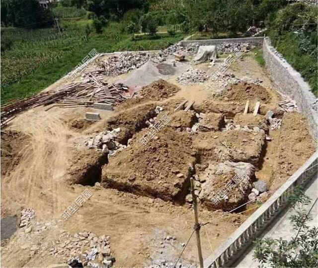 湖南农村小伙40万盖30米堡坎，网友质疑：这是要建城堡吗？