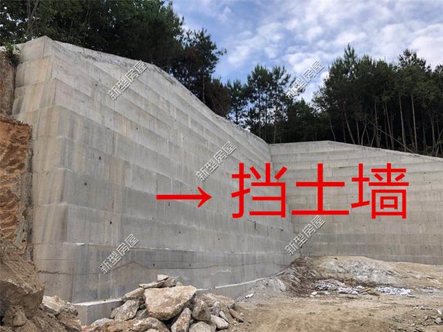 湖南农村小伙40万盖30米堡坎，网友质疑：这是要建城堡吗？