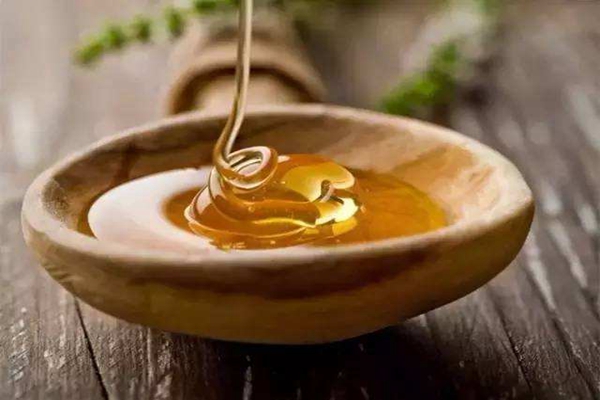 早上喝蜂蜜水好还是淡盐水好？早晨喝蜂蜜水好吗？